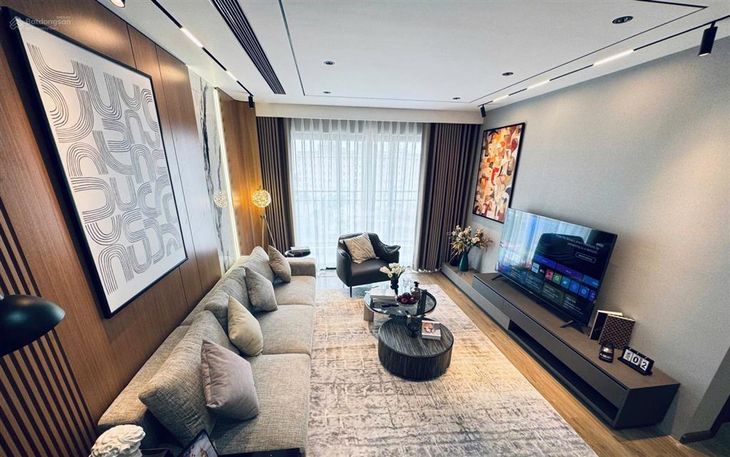 Chính chủ bán ch 2pn2wc, dt 73m2, toà goldsilk complex, ban công đn, giá 5,6 tỷ,  0523 681 ***