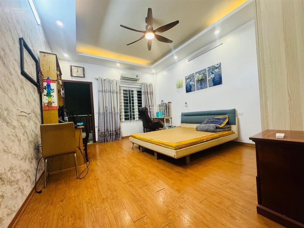 Bán nhà bồ đề  90m, mặt ngõ kinh doanh, 5 phút sang phố cổ.