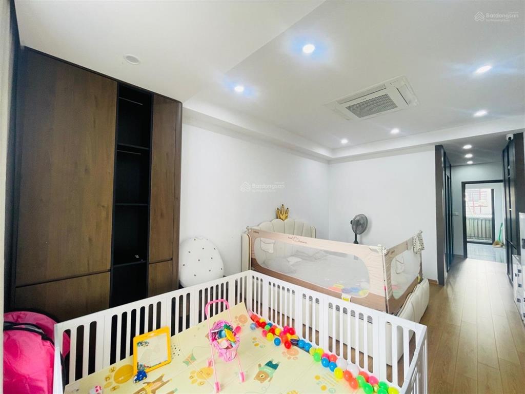 17 tỷ sở hữu nhà 6 tầng thang máy ngay cổng sau big c long biên.