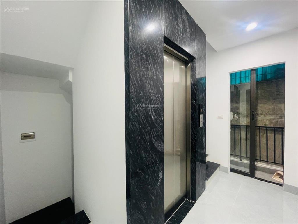 17 tỷ sở hữu nhà 6 tầng thang máy ngay cổng sau big c long biên.