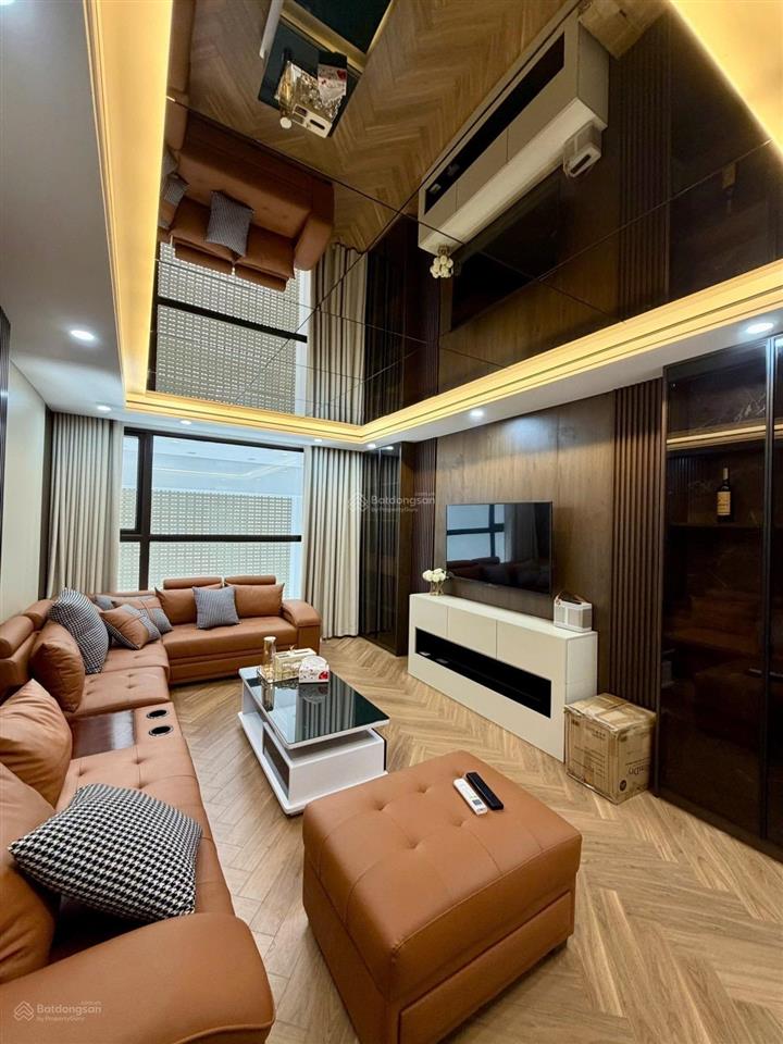 17 tỷ sở hữu nhà 6 tầng thang máy ngay cổng sau big c long biên.