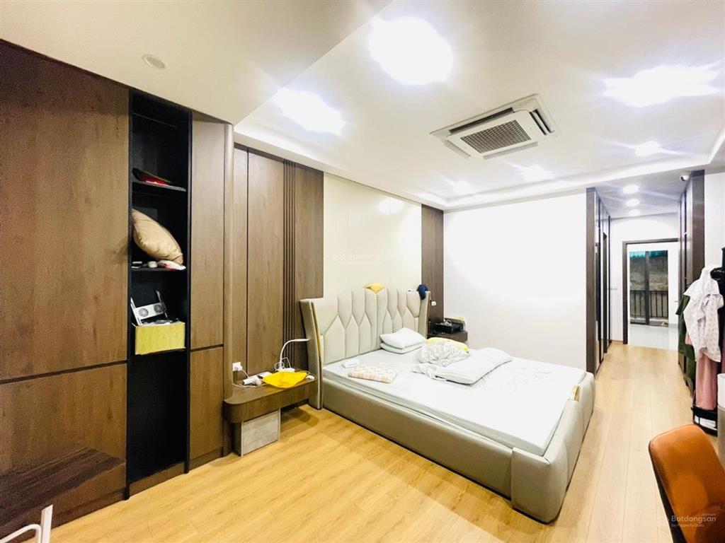 17 tỷ sở hữu nhà 6 tầng thang máy ngay cổng sau big c long biên.