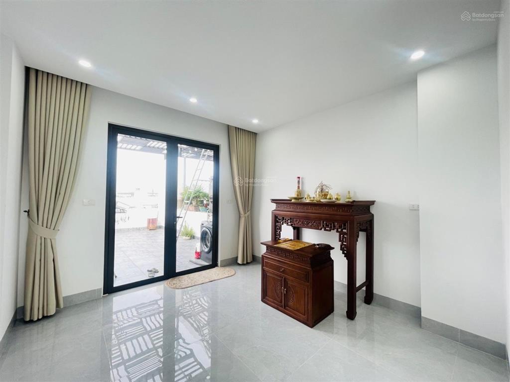 17 tỷ sở hữu nhà 6 tầng thang máy ngay cổng sau big c long biên.