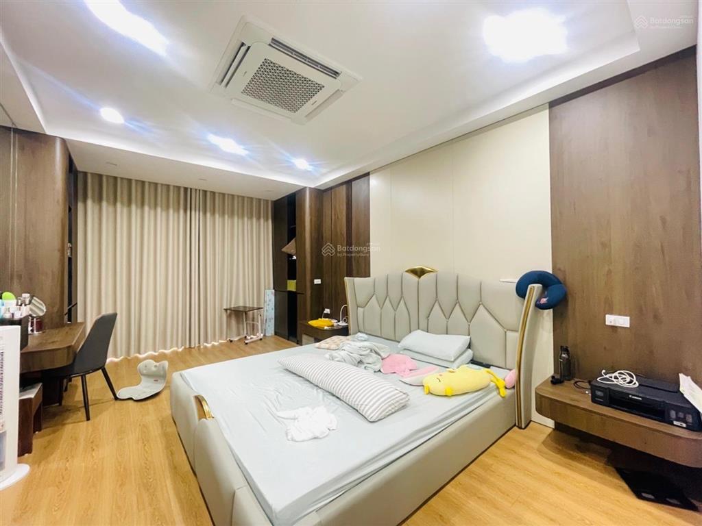 17 tỷ sở hữu nhà 6 tầng thang máy ngay cổng sau big c long biên.