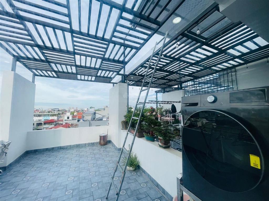 17 tỷ sở hữu nhà 6 tầng thang máy ngay cổng sau big c long biên.