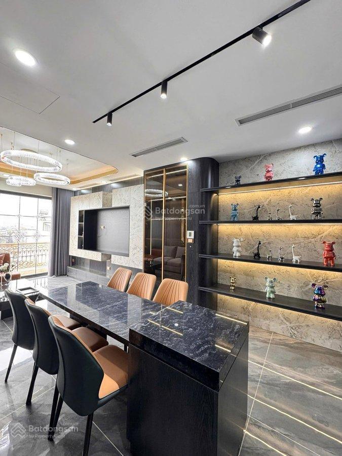 Bán nhà ngọc lâm  dt 55m2, 7 tầng  2 ô tô vào nhà  giá 24,5 tỷ.