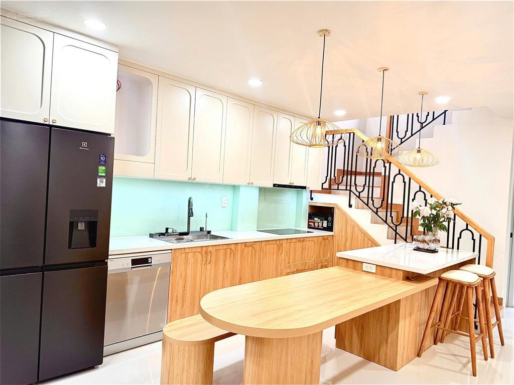 Chính chủ bán nhà phố đẹp, nội thất cao cấp gần aeon tân phú