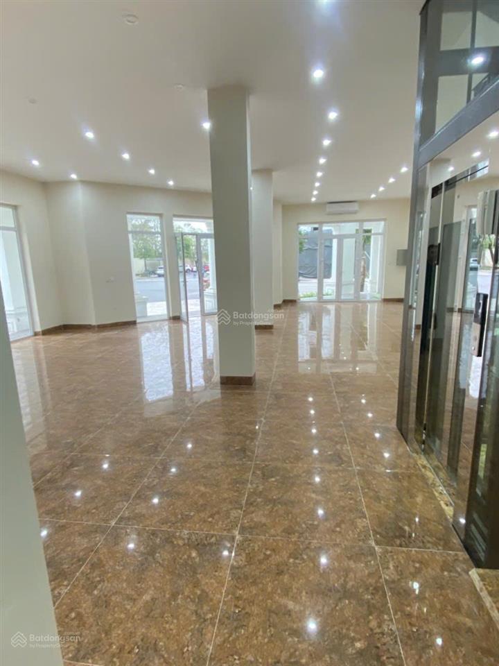 Cho thuê nhà mặt phố hoàng quốc việt, cầu giấy, hà nội. dt 80m2 x5t, mt 5m, thông sàn, thang máy.