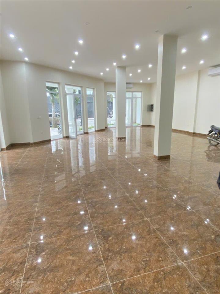 Cho thuê nhà mặt phố hoàng quốc việt, cầu giấy, hà nội. dt 80m2 x5t, mt 5m, thông sàn, thang máy.
