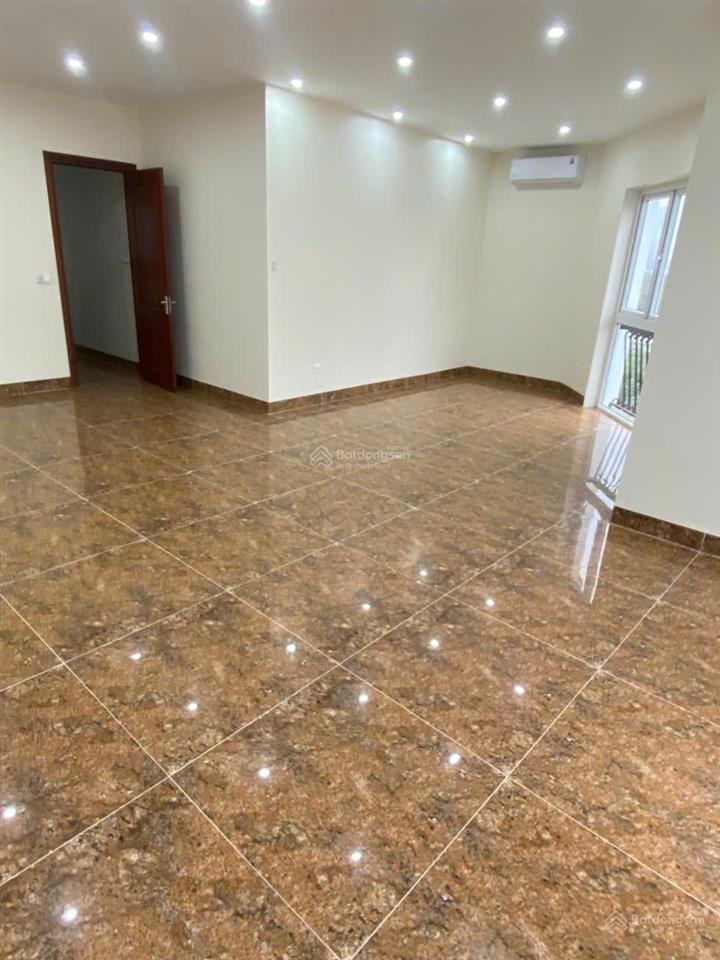 Cho thuê nhà mặt phố hoàng quốc việt, cầu giấy, hà nội. dt 80m2 x5t, mt 5m, thông sàn, thang máy.
