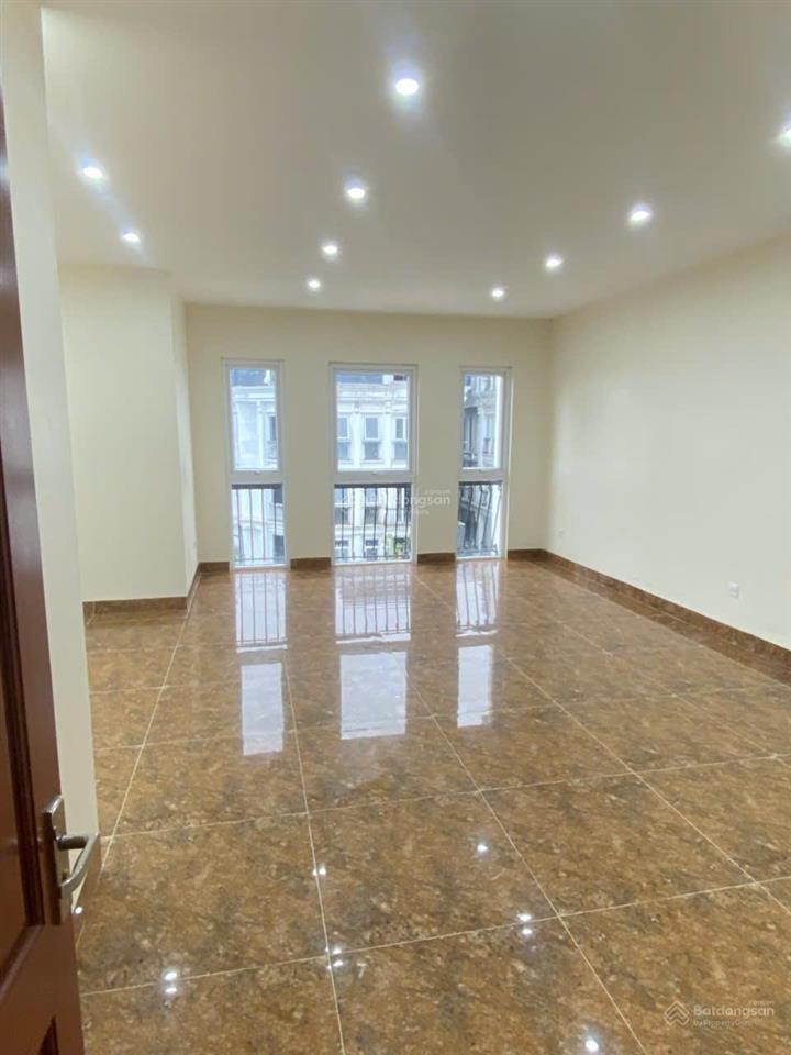 Cho thuê nhà mặt phố hoàng quốc việt, cầu giấy, hà nội. dt 80m2 x5t, mt 5m, thông sàn, thang máy.