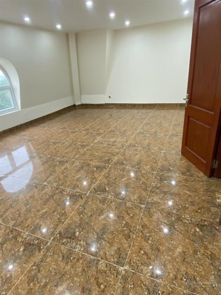 Cho thuê nhà mặt phố hoàng quốc việt, cầu giấy, hà nội. dt 80m2 x5t, mt 5m, thông sàn, thang máy.