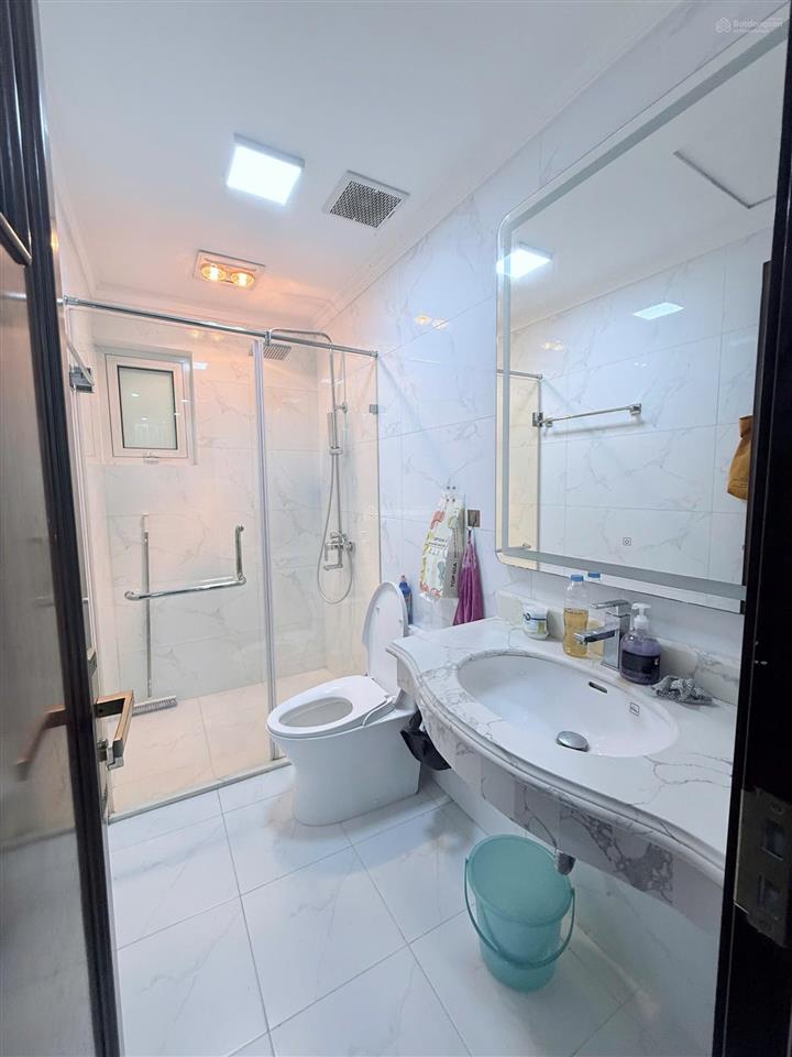 Cho thuê nhà ở phạm tuấn tài, cầu giấy, hà nội. dt 60m2x6t, mt 5m, thông sàn, có thang máy. giá 35t