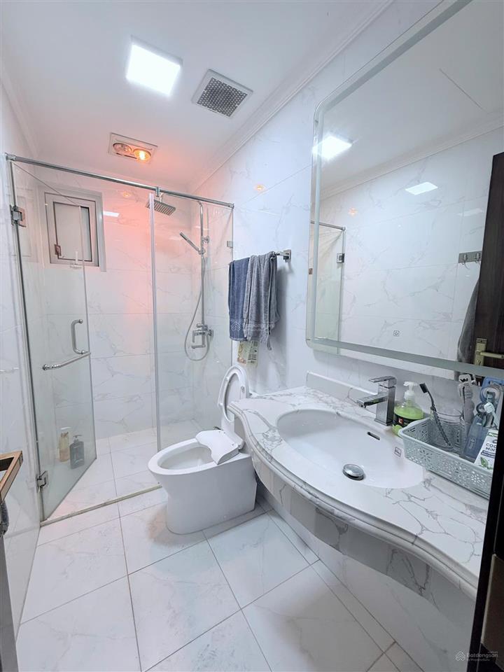 Cho thuê nhà ở phạm tuấn tài, cầu giấy, hà nội. dt 60m2x6t, mt 5m, thông sàn, có thang máy. giá 35t