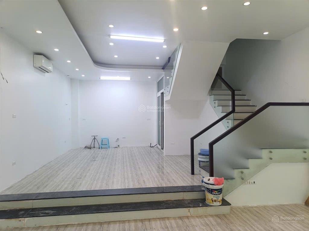 Cho thuê nhà trên đường nguyễn chánh, trung hòa, cầu giấy, hn. dt 80m2x4t, mt 6m, nhà đẹp, giá 42tr