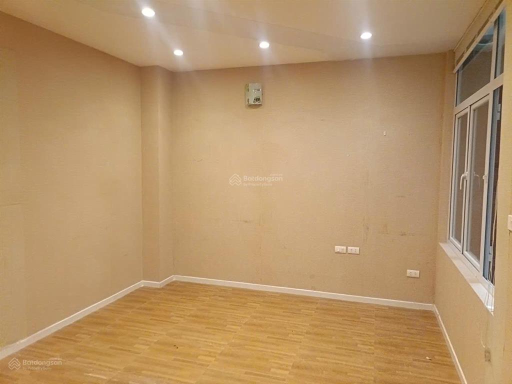 Cho thuê nhà trên đường nguyễn chánh, trung hòa, cầu giấy, hn. dt 80m2x4t, mt 6m, nhà đẹp, giá 42tr