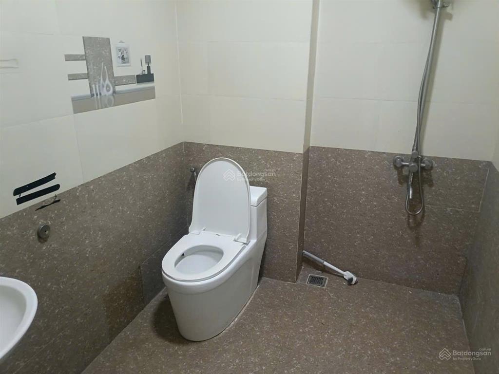 Cho thuê nhà trên đường nguyễn chánh, trung hòa, cầu giấy, hn. dt 80m2x4t, mt 6m, nhà đẹp, giá 42tr