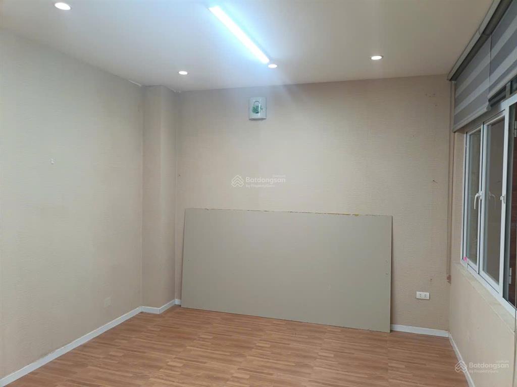 Cho thuê nhà trên đường nguyễn chánh, trung hòa, cầu giấy, hn. dt 80m2x4t, mt 6m, nhà đẹp, giá 42tr