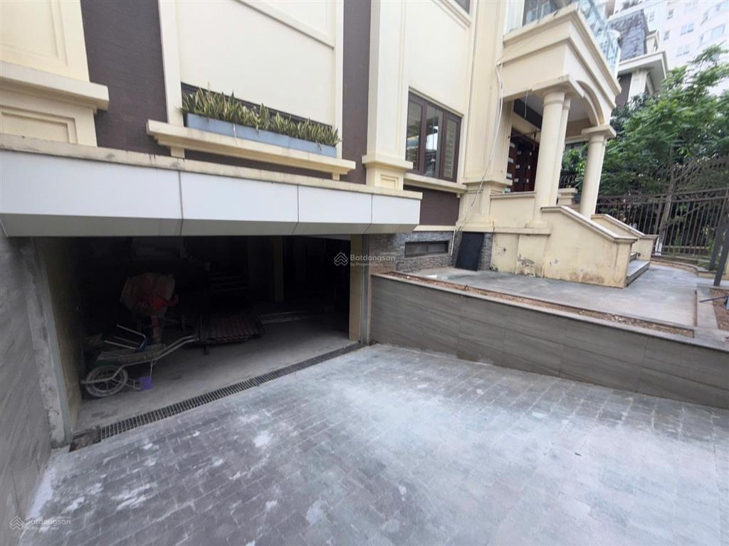 Cho thuê bt trên đường phạm văn đồng, nghĩa đô, tp hà nội. dt 220x4t, mt 12m. có thang máy, giá 55t