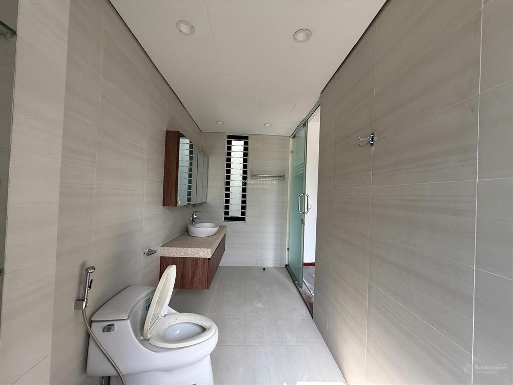 Cho thuê bt trên đường phạm văn đồng, nghĩa đô, tp hà nội. dt 220x4t, mt 12m. có thang máy, giá 55t