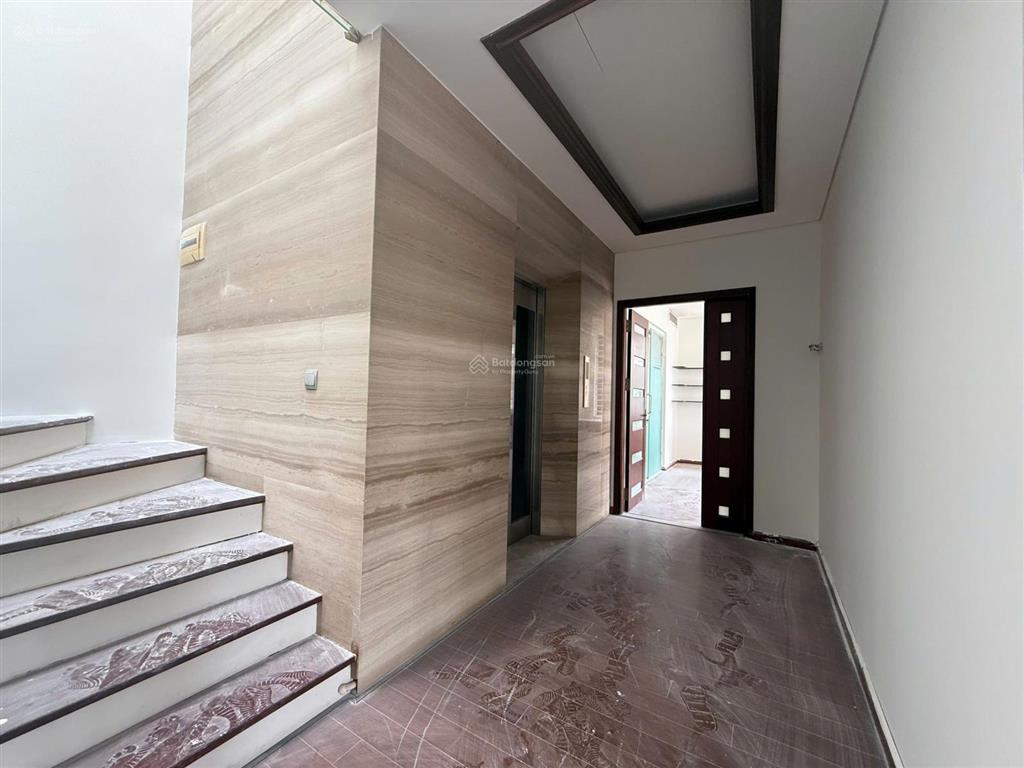 Cho thuê bt trên đường phạm văn đồng, nghĩa đô, tp hà nội. dt 220x4t, mt 12m. có thang máy, giá 55t