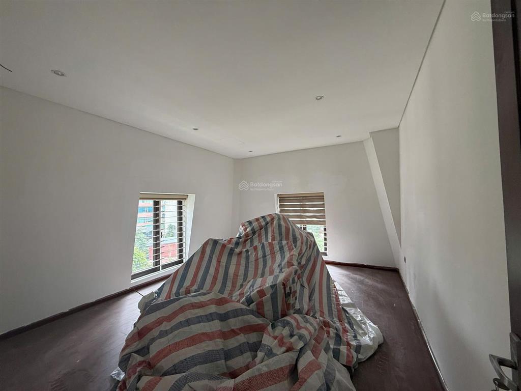 Cho thuê bt trên đường phạm văn đồng, nghĩa đô, tp hà nội. dt 220x4t, mt 12m. có thang máy, giá 55t