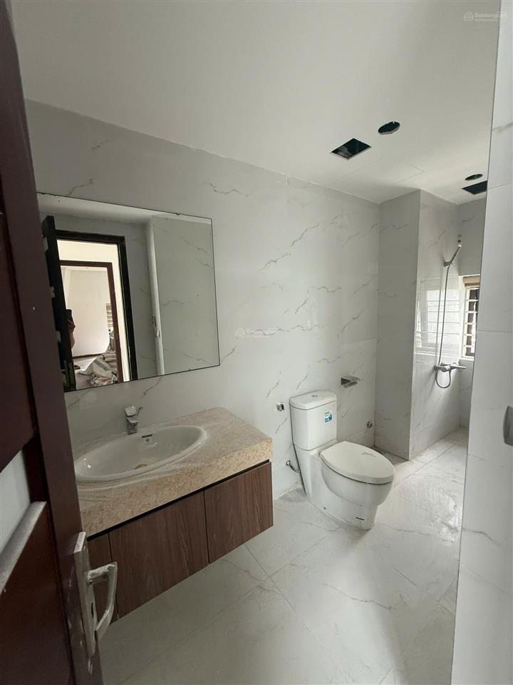 Cho thuê bt trên đường phạm văn đồng, nghĩa đô, tp hà nội. dt 220x4t, mt 12m. có thang máy, giá 55t
