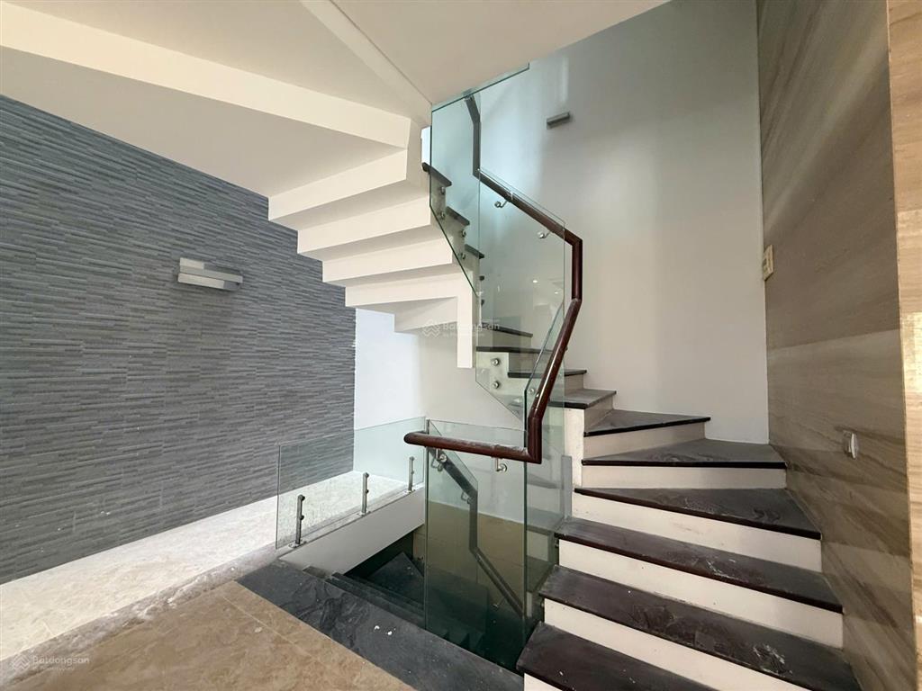 Cho thuê bt trên đường phạm văn đồng, nghĩa đô, tp hà nội. dt 220x4t, mt 12m. có thang máy, giá 55t