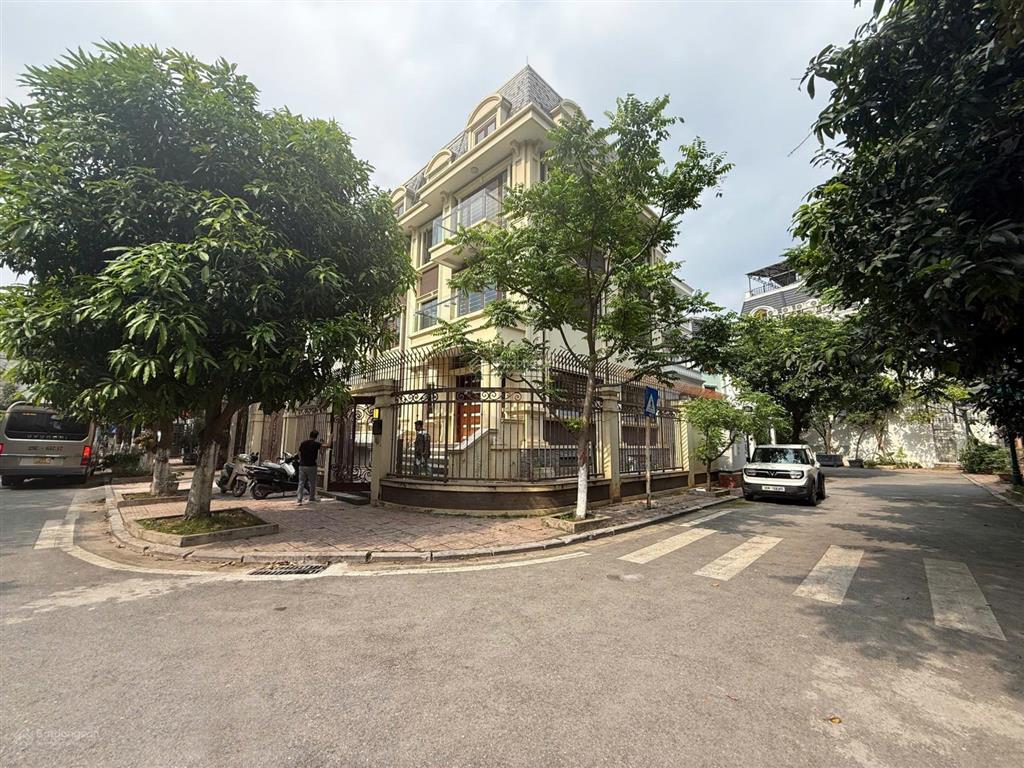 Cho thuê bt trên đường phạm văn đồng, nghĩa đô, tp hà nội. dt 220x4t, mt 12m. có thang máy, giá 55t