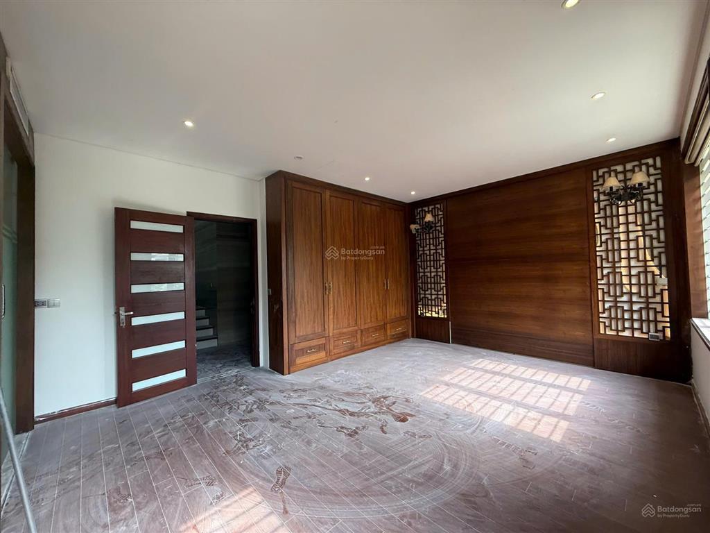 Cho thuê bt trên đường phạm văn đồng, nghĩa đô, tp hà nội. dt 220x4t, mt 12m. có thang máy, giá 55t