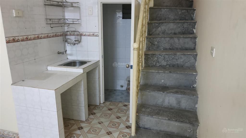 Nhà riêng 2 tầng, có sân chung rộng, gần trung tâm