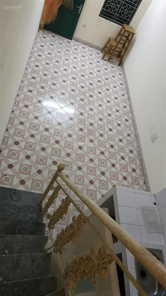Nhà riêng 2 tầng, có sân chung rộng, gần trung tâm