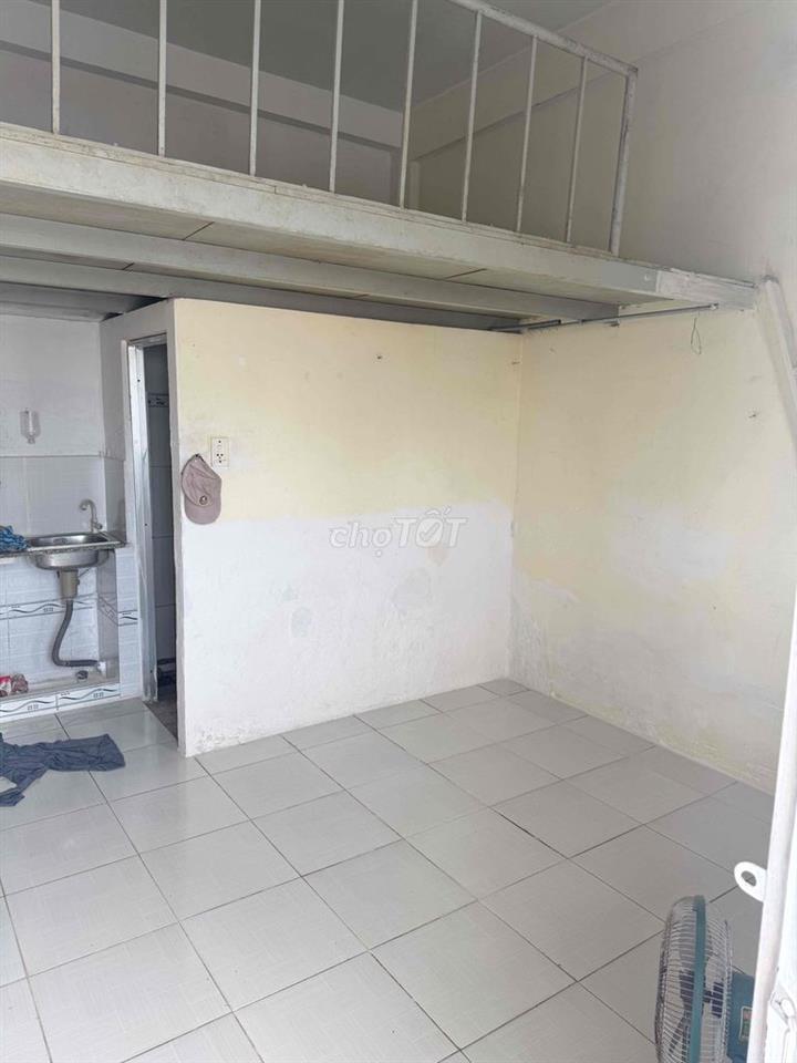phòng trọ cho công nhân thuê, giờ giấc tự do, wc, bếp, gác,gần chợ bà