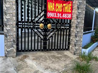 Nhà mới sơn sửa sạch sẽ, sân trống rộng rãi thoáng mát,