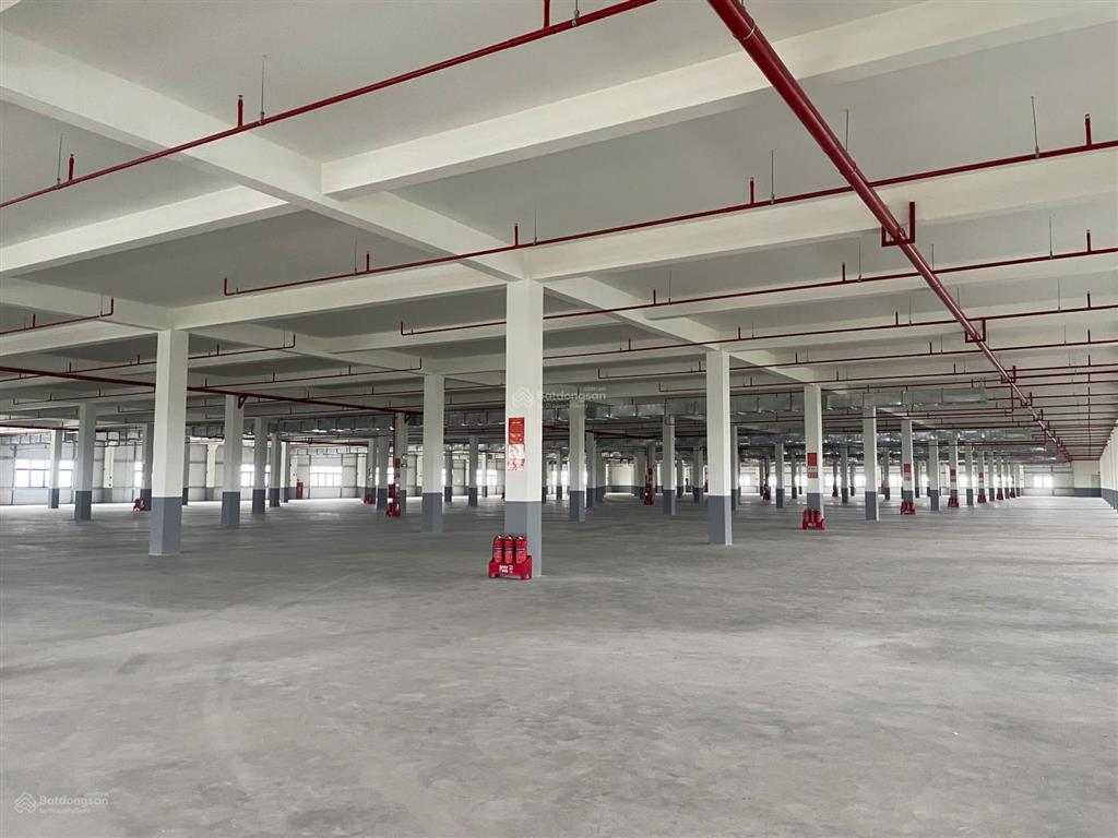 Cho thuê kho diện tích 660m2,chiều cao từ nền kho điểm thấp nhất là 7m, nhà vệ sinh  0909 934 ***