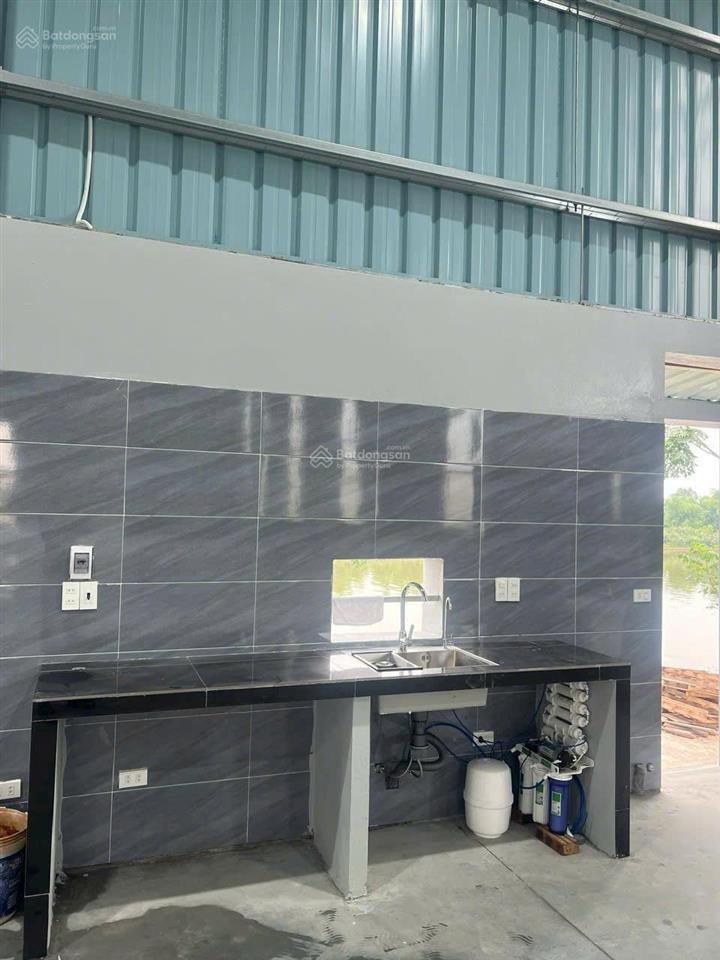 Cho thuê kho diện tích 660m2,chiều cao từ nền kho điểm thấp nhất là 7m, nhà vệ sinh  0909 934 ***