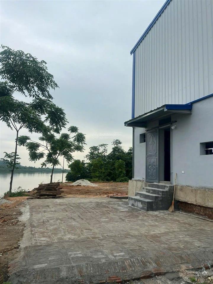 Cho thuê kho diện tích 660m2,chiều cao từ nền kho điểm thấp nhất là 7m, nhà vệ sinh  0909 934 ***