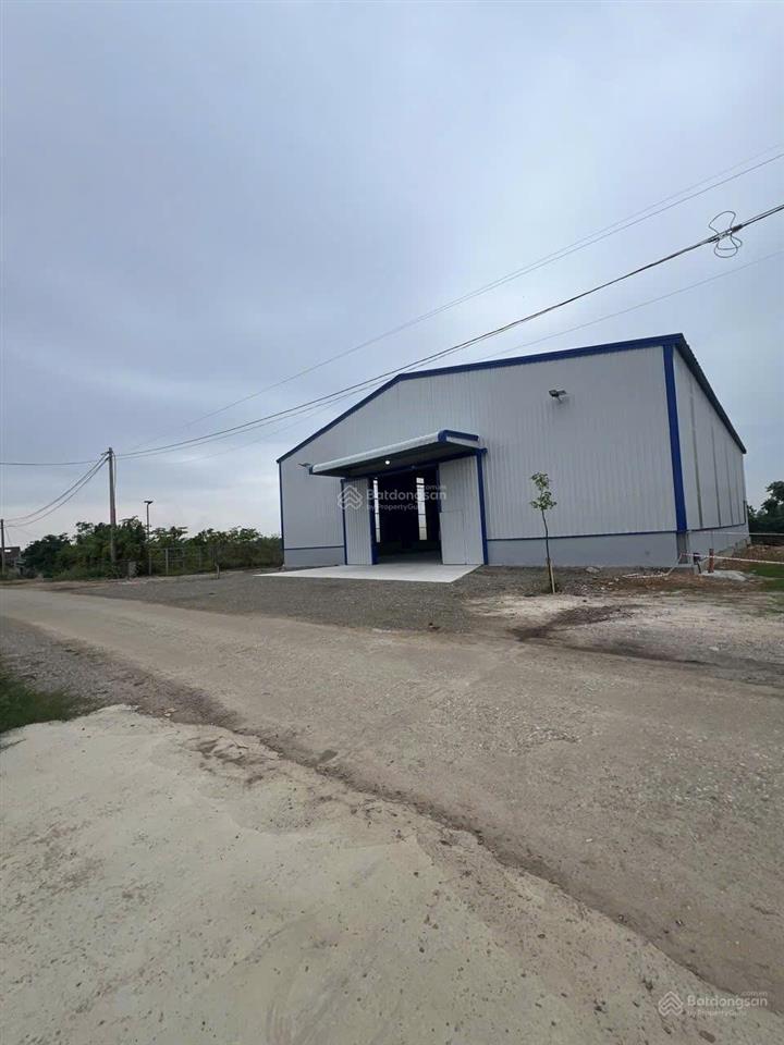 Cho thuê kho diện tích 660m2,chiều cao từ nền kho điểm thấp nhất là 7m, nhà vệ sinh  0909 934 ***