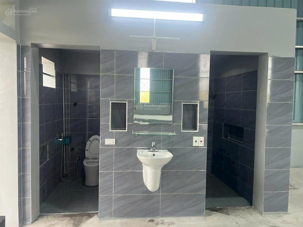 Cho thuê kho diện tích 660m2,chiều cao từ nền kho điểm thấp nhất là 7m, nhà vệ sinh  0909 934 ***