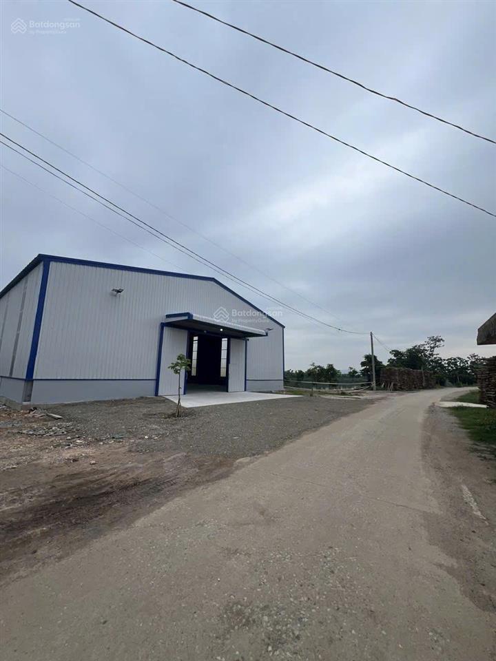 Cho thuê kho diện tích 660m2,chiều cao từ nền kho điểm thấp nhất là 7m, nhà vệ sinh  0909 934 ***