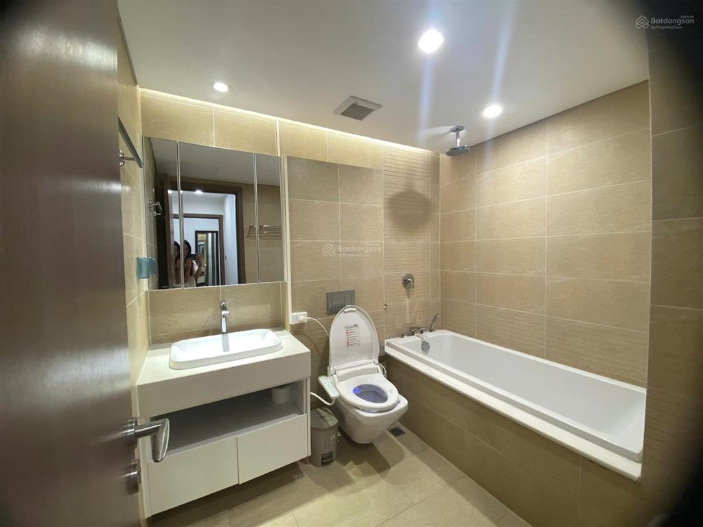 Hot! cho thuê căn hộ 2 pn tại vinhomes metropolis liễu giai 80m2, full nội thất, view vườn hoa.
