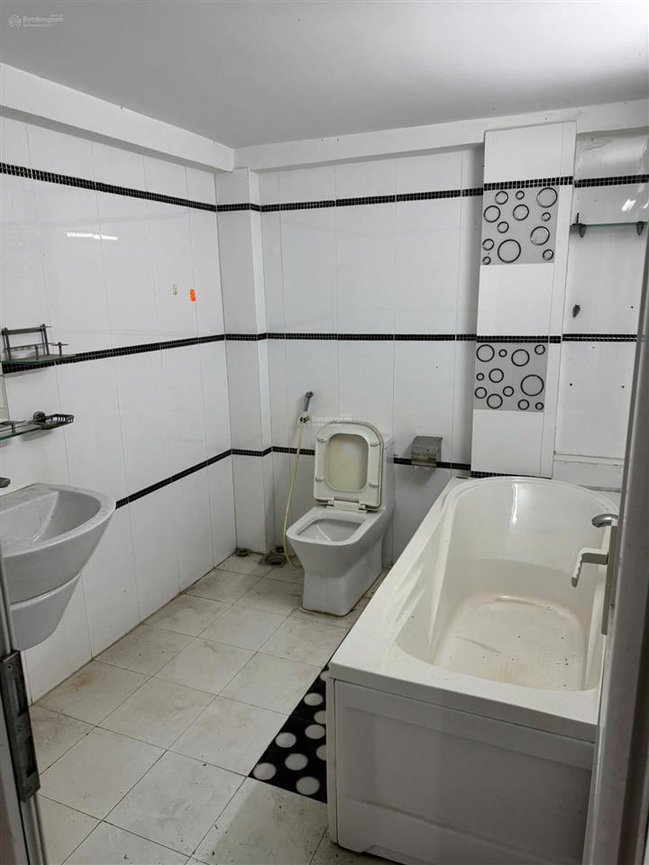 Cho thuê mặt bằng nhà phố 100m2 , mặt đường 20m ,