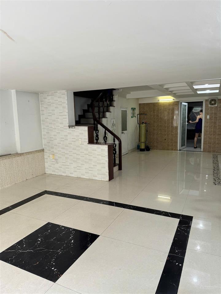 Cho thuê mặt bằng nhà phố 100m2 , mặt đường 20m ,