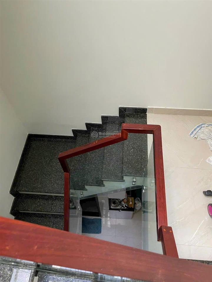 Bán nhà 3 tầng hẻm nhỏ gần đường lê văn thịnh