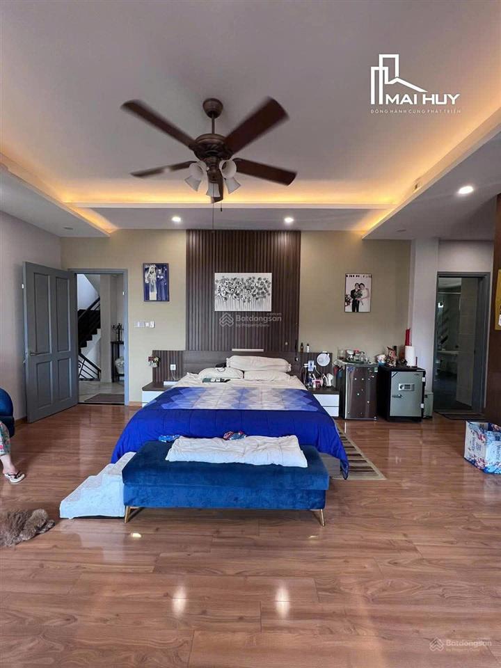 Bán nhanh biệt thự sân vườn , hồ bơi 300m2