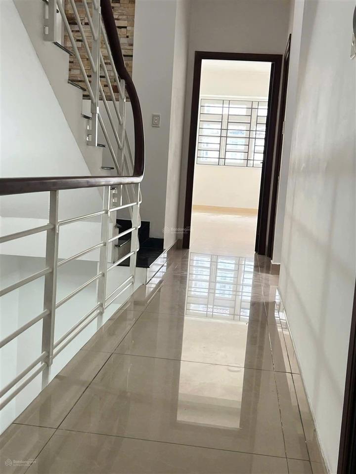 Bán nhà phố 3 tầng, đường lê văn thịnh rẽ vào
