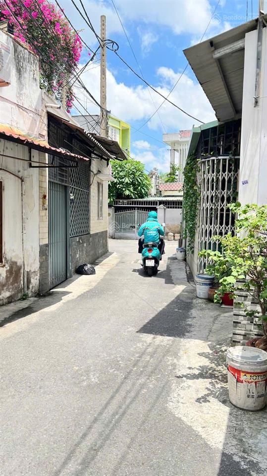 Cho thuê nhà mặt đường ô tô 3 tầng, 5 phòng ngủ, sân vườn