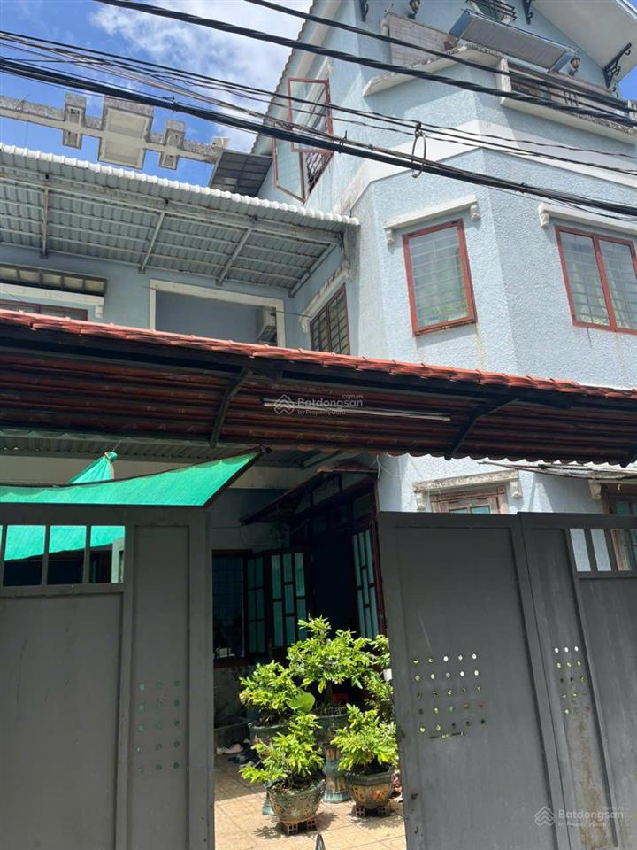 Cho thuê nhà mặt đường ô tô 3 tầng, 5 phòng ngủ, sân vườn