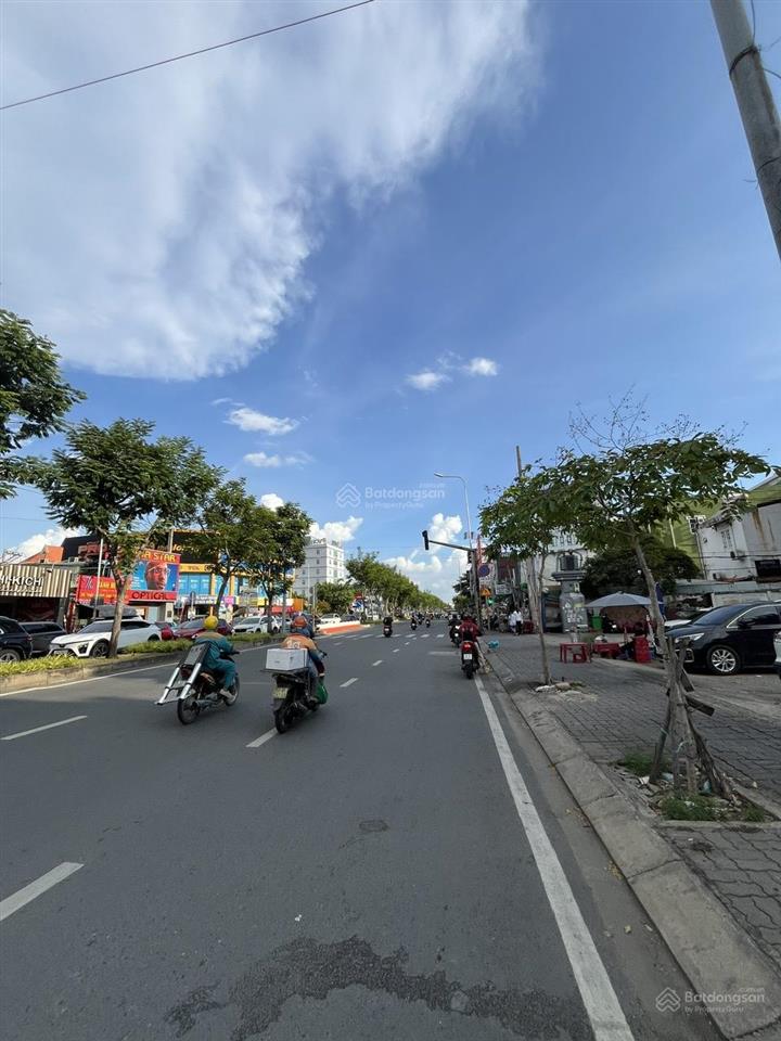 Cho thuê 318m2 đất mặt đường trần não