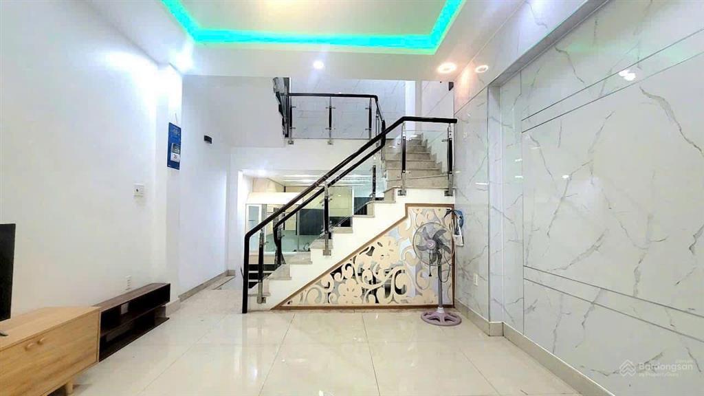 Cho thuê nhà 3 tầng mặt đường ô tô tránh nhau đường 28, p. cát lái
